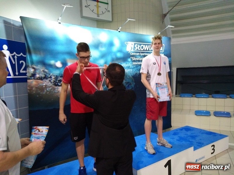 Zdjęcie w galerii na portalu naszraciborz.pl: Pływanie. Pięć medali pływaków Szkoły Mistrzostwa Sportowego wiadomości z regionu
