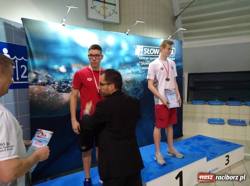 Zdjęcie w galerii na portalu naszraciborz.pl: Pływanie. Pięć medali pływaków Szkoły Mistrzostwa Sportowego wiadomości z regionu