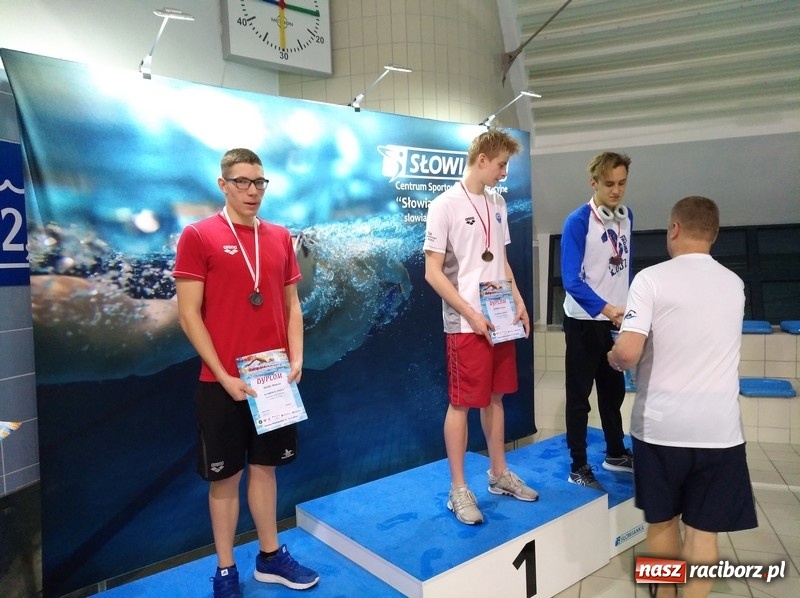 Zdjęcie w galerii na portalu naszraciborz.pl: Pływanie. Pięć medali pływaków Szkoły Mistrzostwa Sportowego wiadomości z regionu