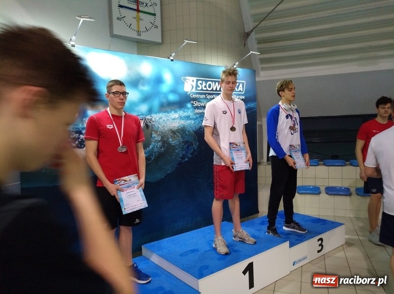 Zdjęcie w galerii na portalu naszraciborz.pl: Pływanie. Pięć medali pływaków Szkoły Mistrzostwa Sportowego wiadomości z regionu