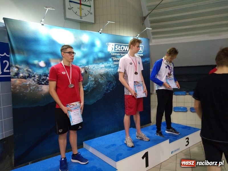 Zdjęcie w galerii na portalu naszraciborz.pl: Pływanie. Pięć medali pływaków Szkoły Mistrzostwa Sportowego wiadomości z regionu