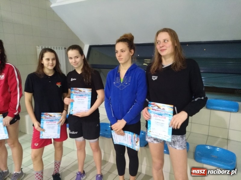 Zdjęcie w galerii na portalu naszraciborz.pl: Pływanie. Pięć medali pływaków Szkoły Mistrzostwa Sportowego wiadomości z regionu