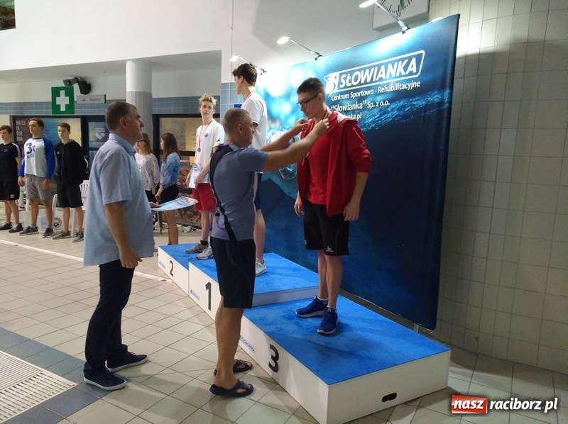 Zdjęcie w galerii na portalu naszraciborz.pl: Pływanie. Pięć medali pływaków Szkoły Mistrzostwa Sportowego wiadomości z regionu