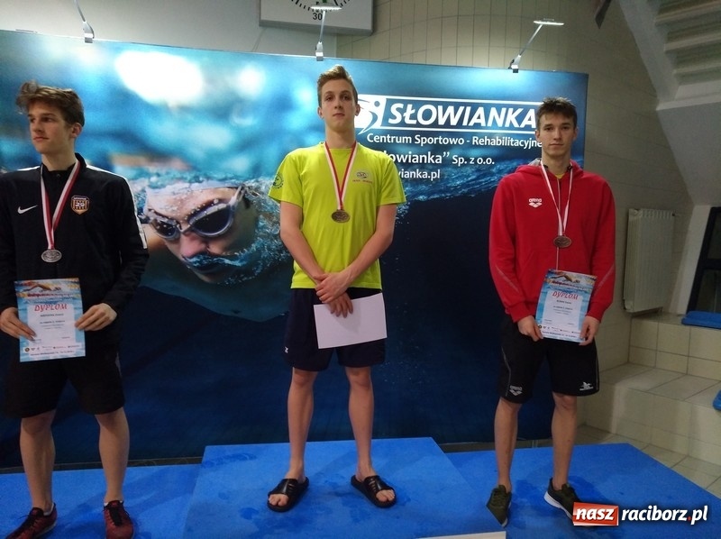 Zdjęcie w galerii na portalu naszraciborz.pl: Pływanie. Pięć medali pływaków Szkoły Mistrzostwa Sportowego wiadomości z regionu