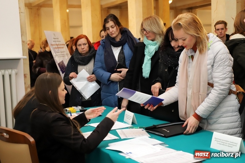 Zdjęcie w galerii na portalu naszraciborz.pl: Władze wojewódzkie chcą wspierać integrację obcokrajowców. Górny Śląsk potrzebuje rąk do pracy wiadomości z regionu
