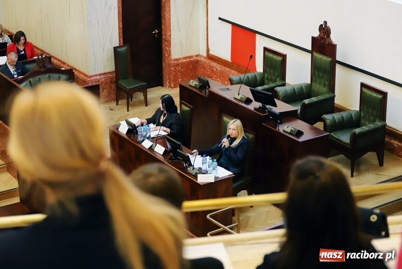 Zdjęcie w galerii na portalu naszraciborz.pl: Władze wojewódzkie chcą wspierać integrację obcokrajowców. Górny Śląsk potrzebuje rąk do pracy wiadomości z regionu