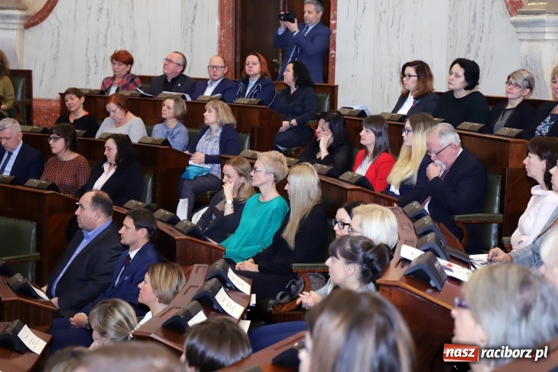 Zdjęcie w galerii na portalu naszraciborz.pl: Władze wojewódzkie chcą wspierać integrację obcokrajowców. Górny Śląsk potrzebuje rąk do pracy wiadomości z regionu
