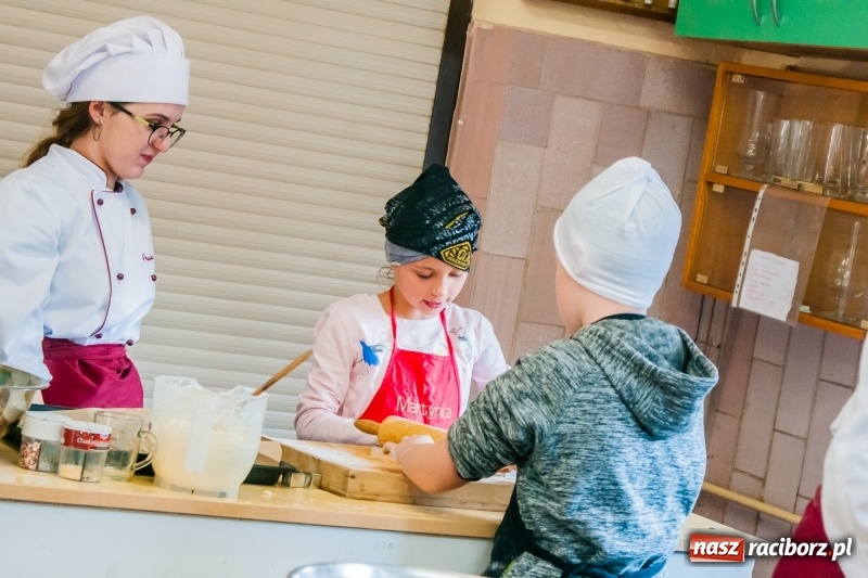 Zdjęcie w galerii na portalu naszraciborz.pl: Uczniowie SP 1 na warsztatach w Gastronomiku wiadomości z regionu