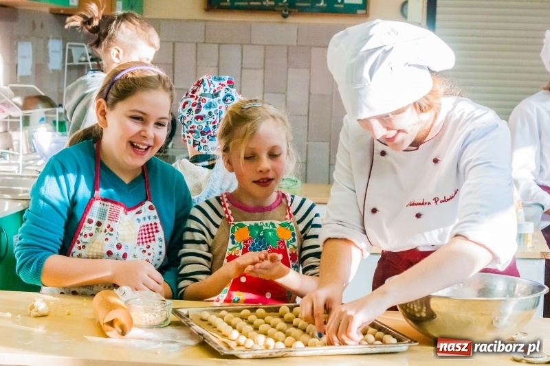 Zdjęcie w galerii na portalu naszraciborz.pl: Uczniowie SP 1 na warsztatach w Gastronomiku wiadomości z regionu