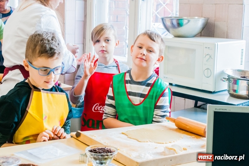 Zdjęcie w galerii na portalu naszraciborz.pl: Uczniowie SP 1 na warsztatach w Gastronomiku wiadomości z regionu