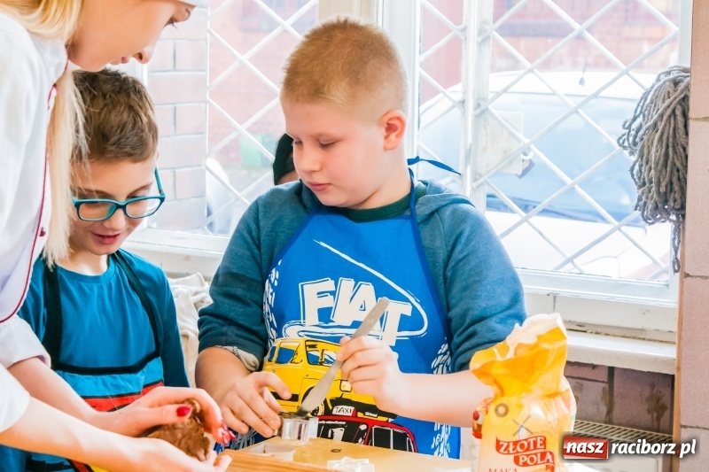 Zdjęcie w galerii na portalu naszraciborz.pl: Uczniowie SP 1 na warsztatach w Gastronomiku wiadomości z regionu