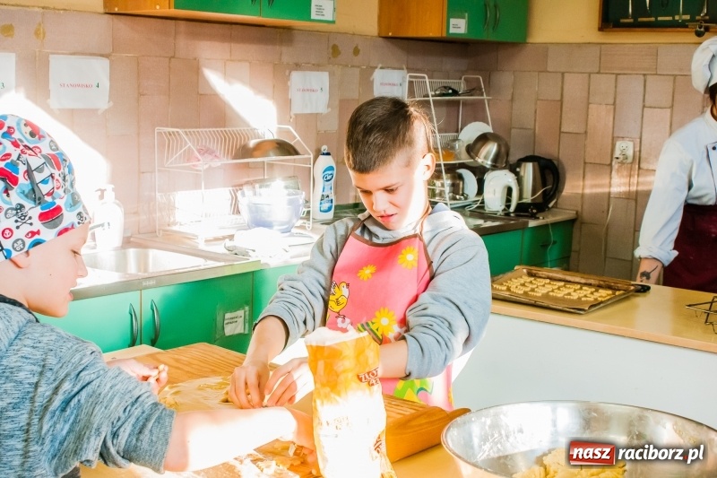 Zdjęcie w galerii na portalu naszraciborz.pl: Uczniowie SP 1 na warsztatach w Gastronomiku wiadomości z regionu