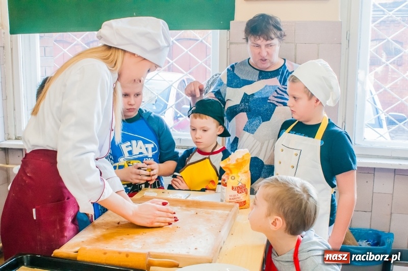 Zdjęcie w galerii na portalu naszraciborz.pl: Uczniowie SP 1 na warsztatach w Gastronomiku wiadomości z regionu