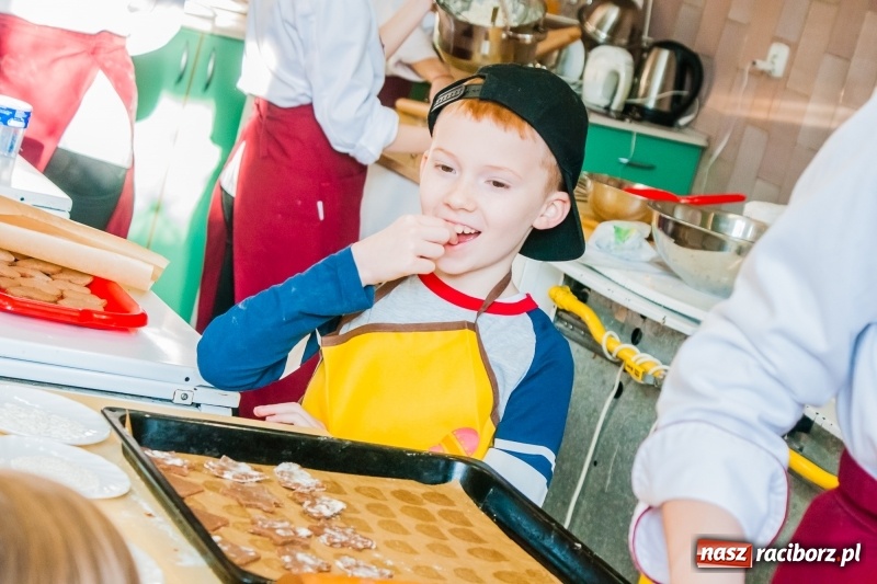 Zdjęcie w galerii na portalu naszraciborz.pl: Uczniowie SP 1 na warsztatach w Gastronomiku wiadomości z regionu