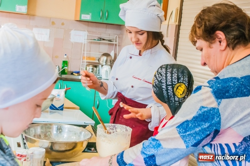 Zdjęcie w galerii na portalu naszraciborz.pl: Uczniowie SP 1 na warsztatach w Gastronomiku wiadomości z regionu