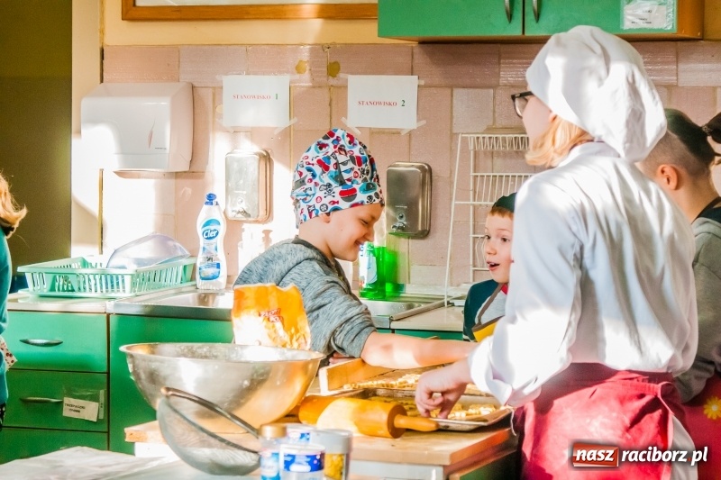 Zdjęcie w galerii na portalu naszraciborz.pl: Uczniowie SP 1 na warsztatach w Gastronomiku wiadomości z regionu