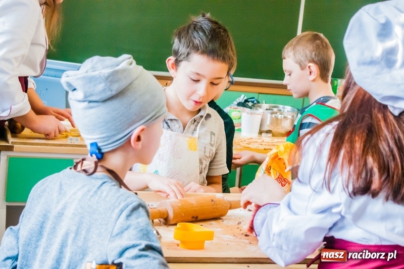 Zdjęcie w galerii na portalu naszraciborz.pl: Uczniowie SP 1 na warsztatach w Gastronomiku wiadomości z regionu