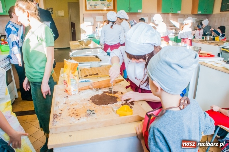 Zdjęcie w galerii na portalu naszraciborz.pl: Uczniowie SP 1 na warsztatach w Gastronomiku wiadomości z regionu