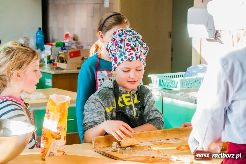 Zdjęcie w galerii na portalu naszraciborz.pl: Uczniowie SP 1 na warsztatach w Gastronomiku wiadomości z regionu