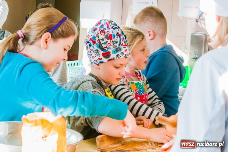 Zdjęcie w galerii na portalu naszraciborz.pl: Uczniowie SP 1 na warsztatach w Gastronomiku wiadomości z regionu