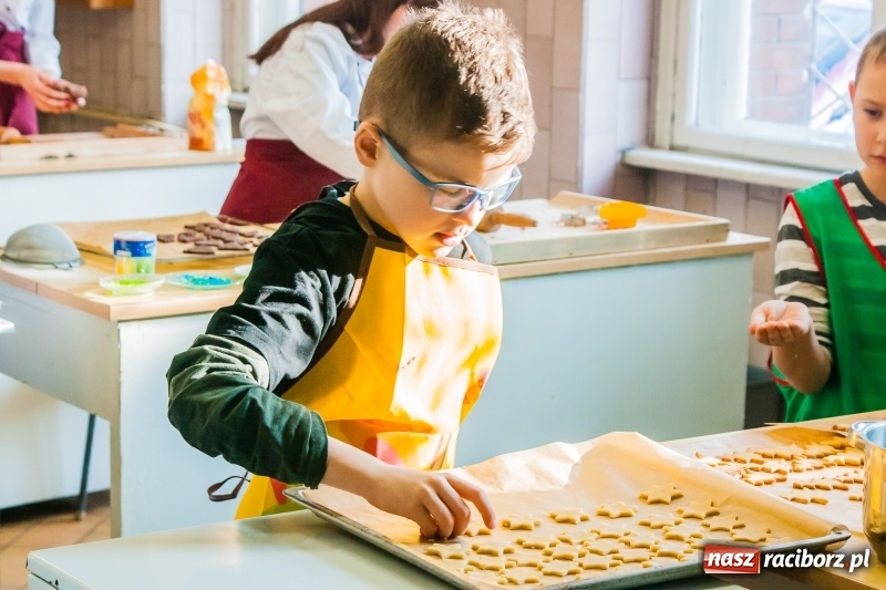 Zdjęcie w galerii na portalu naszraciborz.pl: Uczniowie SP 1 na warsztatach w Gastronomiku wiadomości z regionu