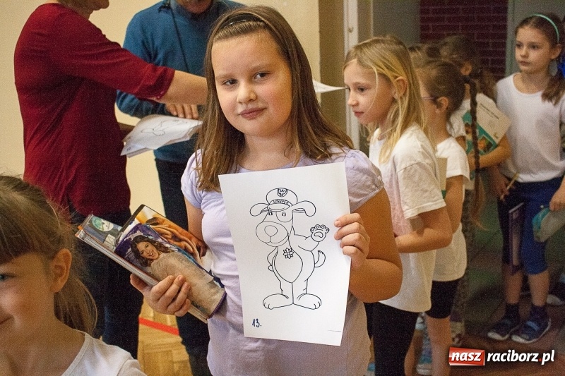 Zdjęcie w galerii na portalu naszraciborz.pl: SP 18 bije rekord w kolorowaniu Sznupka - policyjnej maskotki wiadomości z regionu