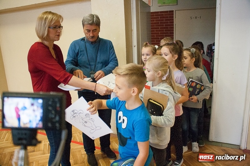 Zdjęcie w galerii na portalu naszraciborz.pl: SP 18 bije rekord w kolorowaniu Sznupka - policyjnej maskotki wiadomości z regionu