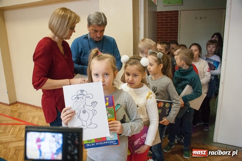 Zdjęcie w galerii na portalu naszraciborz.pl: SP 18 bije rekord w kolorowaniu Sznupka - policyjnej maskotki wiadomości z regionu