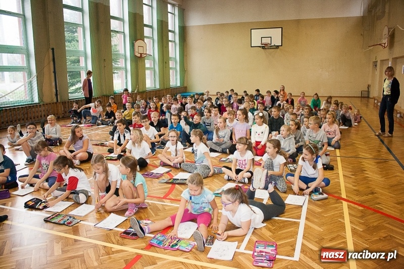 Zdjęcie w galerii na portalu naszraciborz.pl: SP 18 bije rekord w kolorowaniu Sznupka - policyjnej maskotki wiadomości z regionu