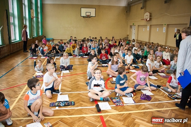 Zdjęcie w galerii na portalu naszraciborz.pl: SP 18 bije rekord w kolorowaniu Sznupka - policyjnej maskotki wiadomości z regionu