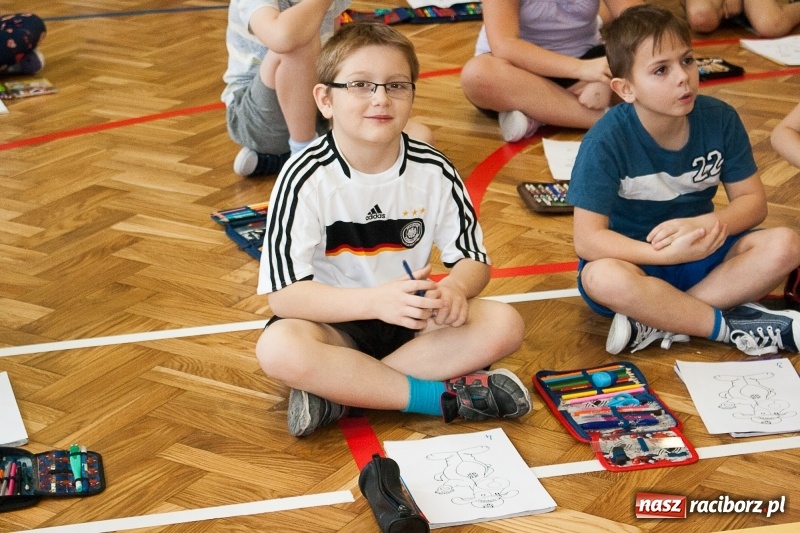 Zdjęcie w galerii na portalu naszraciborz.pl: SP 18 bije rekord w kolorowaniu Sznupka - policyjnej maskotki wiadomości z regionu