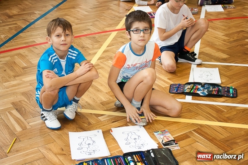 Zdjęcie w galerii na portalu naszraciborz.pl: SP 18 bije rekord w kolorowaniu Sznupka - policyjnej maskotki wiadomości z regionu