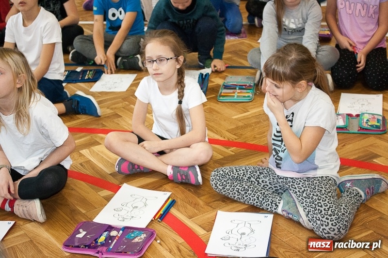 Zdjęcie w galerii na portalu naszraciborz.pl: SP 18 bije rekord w kolorowaniu Sznupka - policyjnej maskotki wiadomości z regionu