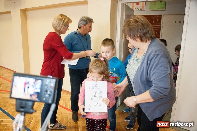 Zdjęcie w galerii na portalu naszraciborz.pl: SP 18 bije rekord w kolorowaniu Sznupka - policyjnej maskotki wiadomości z regionu