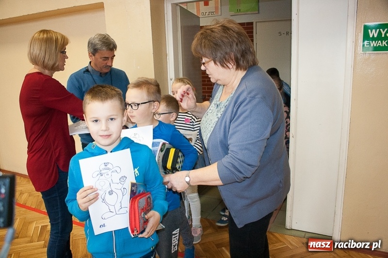 Zdjęcie w galerii na portalu naszraciborz.pl: SP 18 bije rekord w kolorowaniu Sznupka - policyjnej maskotki wiadomości z regionu