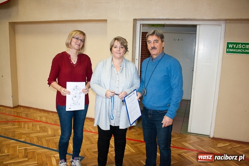 Zdjęcie w galerii na portalu naszraciborz.pl: SP 18 bije rekord w kolorowaniu Sznupka - policyjnej maskotki wiadomości z regionu