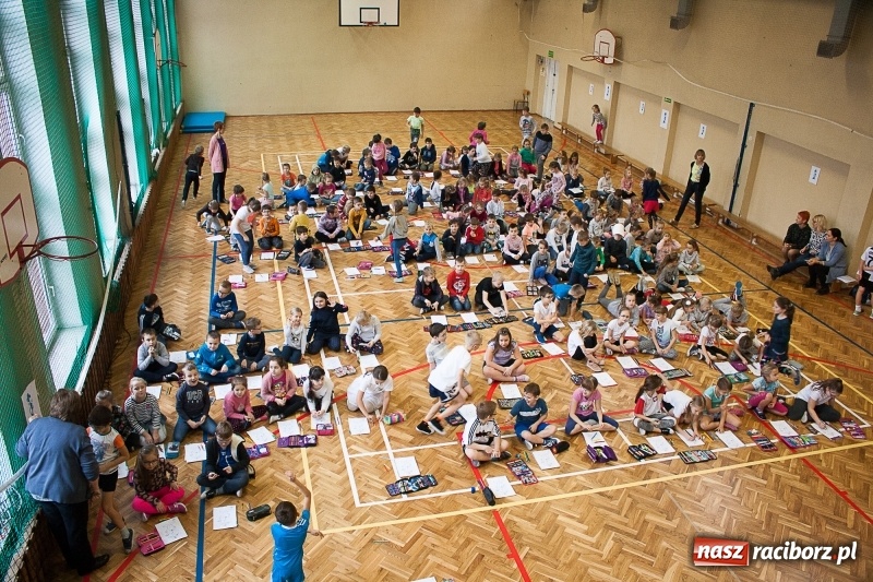 Zdjęcie w galerii na portalu naszraciborz.pl: SP 18 bije rekord w kolorowaniu Sznupka - policyjnej maskotki wiadomości z regionu