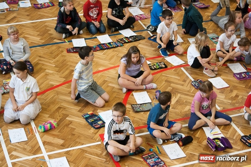 Zdjęcie w galerii na portalu naszraciborz.pl: SP 18 bije rekord w kolorowaniu Sznupka - policyjnej maskotki wiadomości z regionu