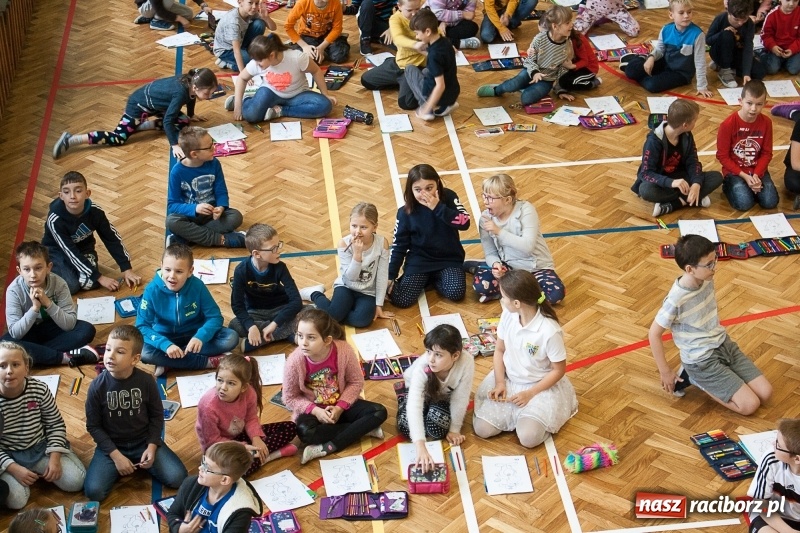 Zdjęcie w galerii na portalu naszraciborz.pl: SP 18 bije rekord w kolorowaniu Sznupka - policyjnej maskotki wiadomości z regionu