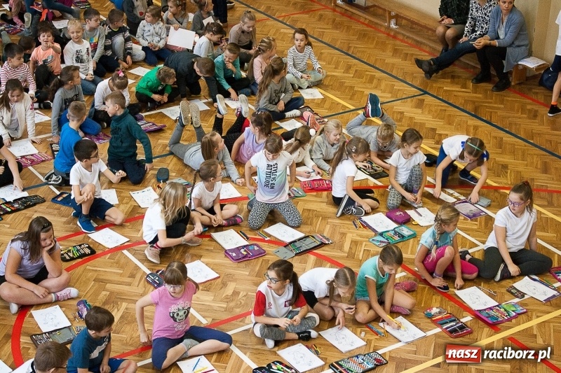 Zdjęcie w galerii na portalu naszraciborz.pl: SP 18 bije rekord w kolorowaniu Sznupka - policyjnej maskotki wiadomości z regionu