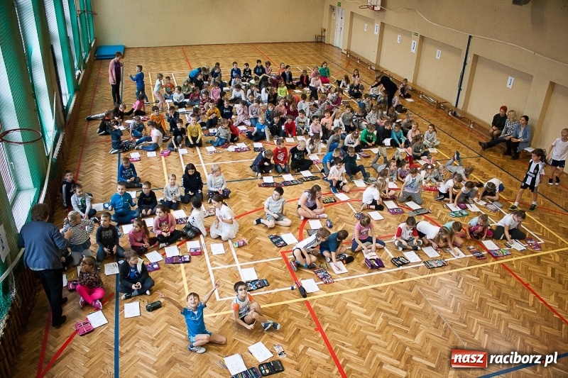 Zdjęcie w galerii na portalu naszraciborz.pl: SP 18 bije rekord w kolorowaniu Sznupka - policyjnej maskotki wiadomości z regionu