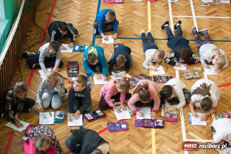 Zdjęcie w galerii na portalu naszraciborz.pl: SP 18 bije rekord w kolorowaniu Sznupka - policyjnej maskotki wiadomości z regionu