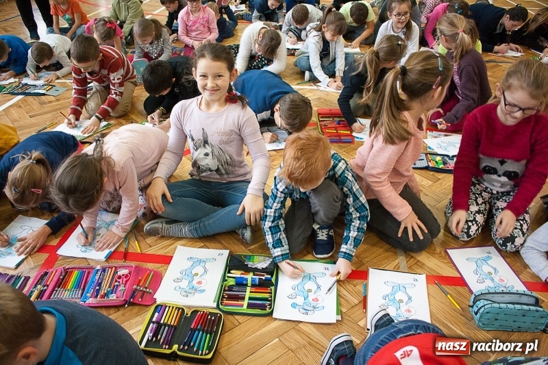 Zdjęcie w galerii na portalu naszraciborz.pl: SP 18 bije rekord w kolorowaniu Sznupka - policyjnej maskotki wiadomości z regionu