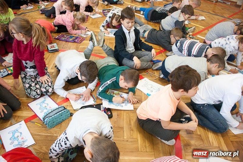 Zdjęcie w galerii na portalu naszraciborz.pl: SP 18 bije rekord w kolorowaniu Sznupka - policyjnej maskotki wiadomości z regionu