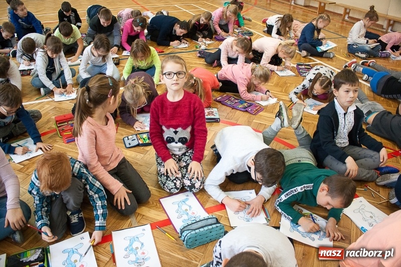 Zdjęcie w galerii na portalu naszraciborz.pl: SP 18 bije rekord w kolorowaniu Sznupka - policyjnej maskotki wiadomości z regionu