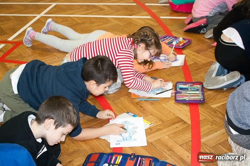 Zdjęcie w galerii na portalu naszraciborz.pl: SP 18 bije rekord w kolorowaniu Sznupka - policyjnej maskotki wiadomości z regionu