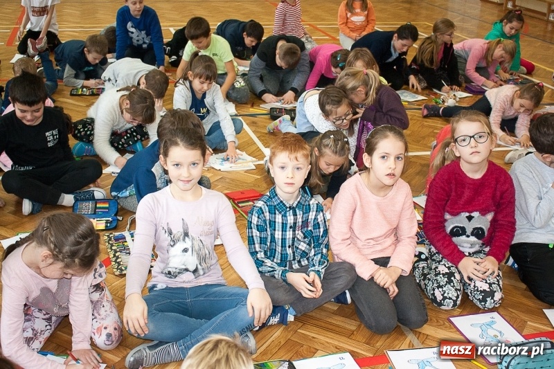 Zdjęcie w galerii na portalu naszraciborz.pl: SP 18 bije rekord w kolorowaniu Sznupka - policyjnej maskotki wiadomości z regionu