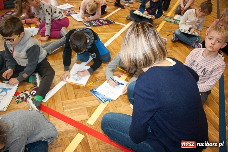 Zdjęcie w galerii na portalu naszraciborz.pl: SP 18 bije rekord w kolorowaniu Sznupka - policyjnej maskotki wiadomości z regionu