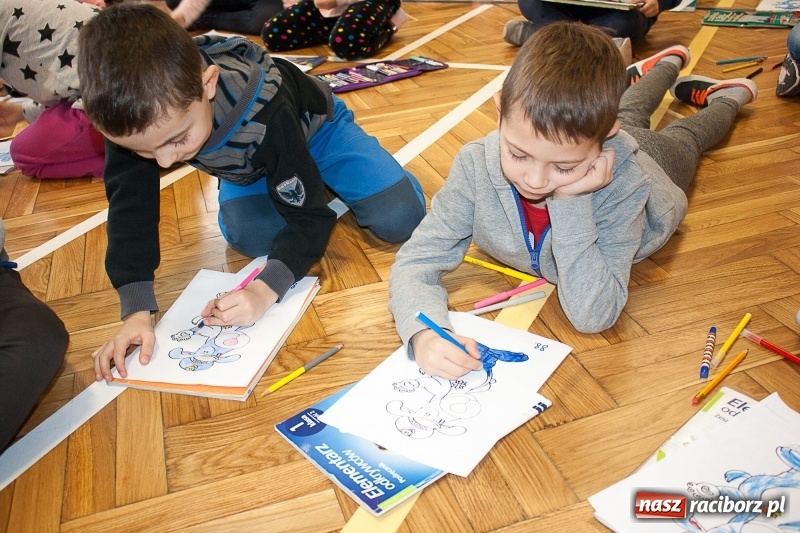 Zdjęcie w galerii na portalu naszraciborz.pl: SP 18 bije rekord w kolorowaniu Sznupka - policyjnej maskotki wiadomości z regionu