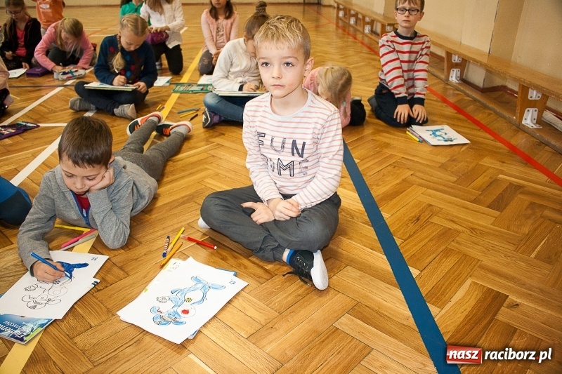 Zdjęcie w galerii na portalu naszraciborz.pl: SP 18 bije rekord w kolorowaniu Sznupka - policyjnej maskotki wiadomości z regionu